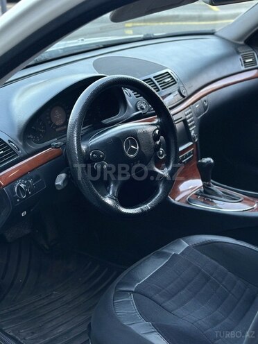 Mercedes E 220-11