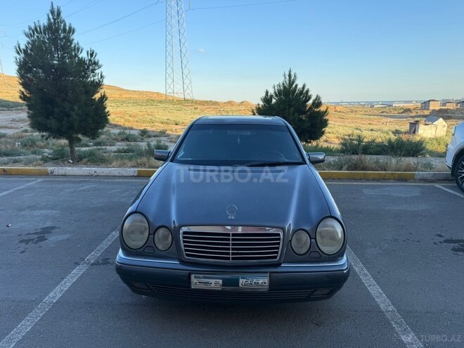 Mercedes E 240-1