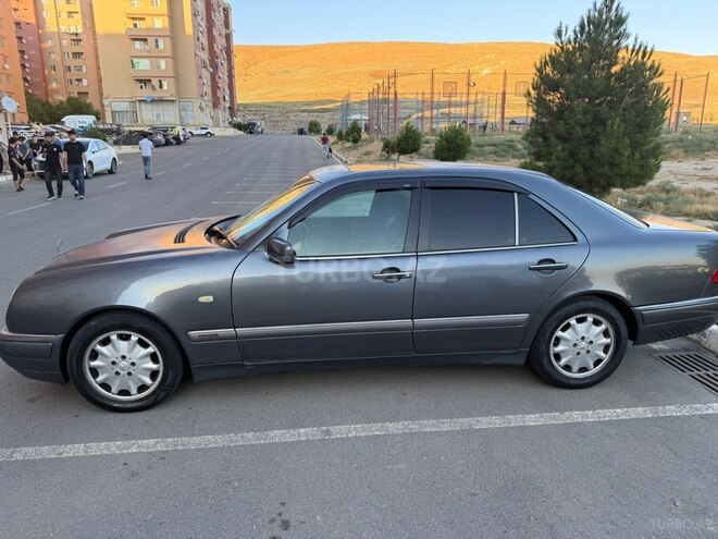 Mercedes E 240-3