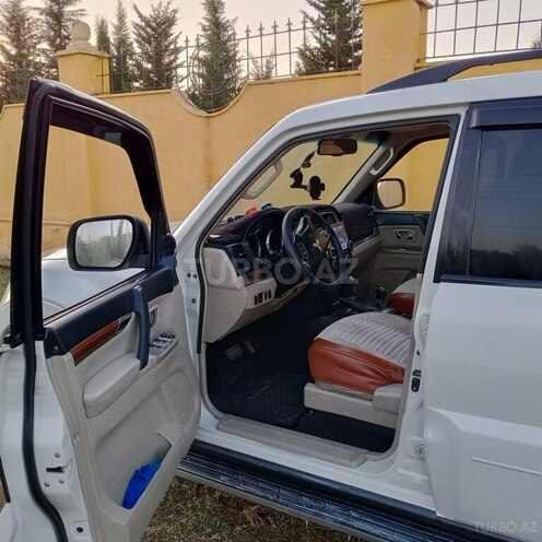 Mitsubishi Pajero-4