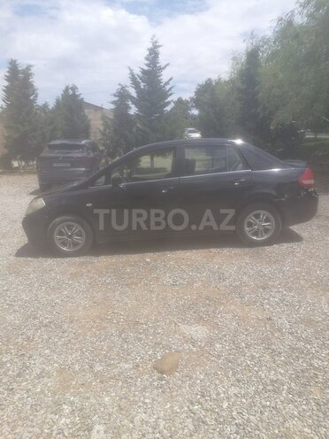 Nissan Tiida-4