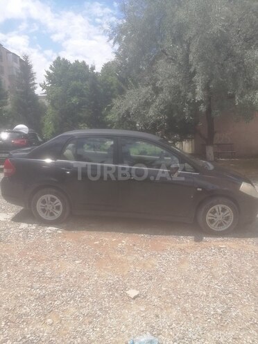 Nissan Tiida-5