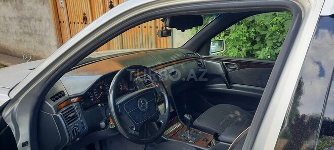 Mercedes E 200-19