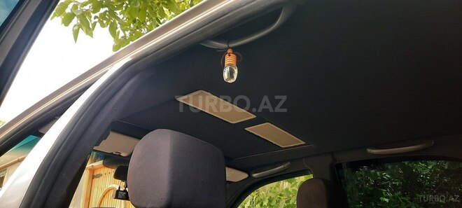 Mercedes E 200-21