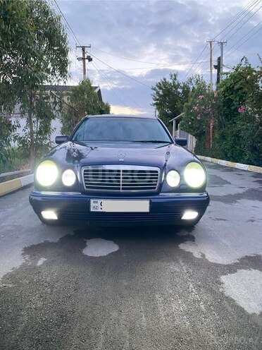Mercedes E 240-1