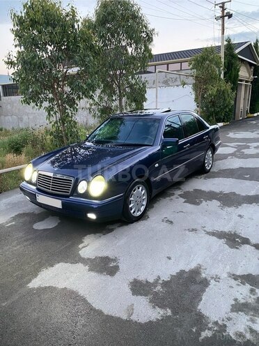 Mercedes E 240-2