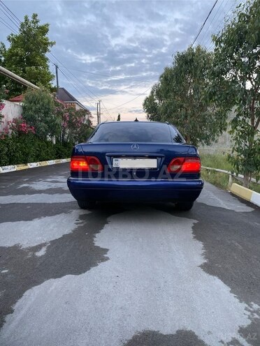 Mercedes E 240-5