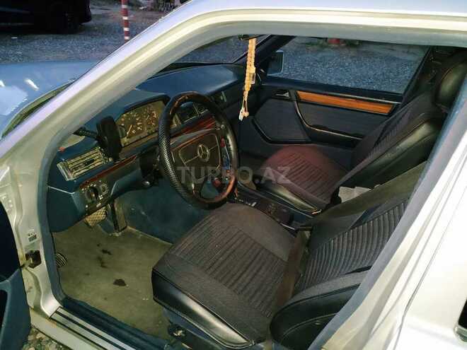 Mercedes 230 E-6