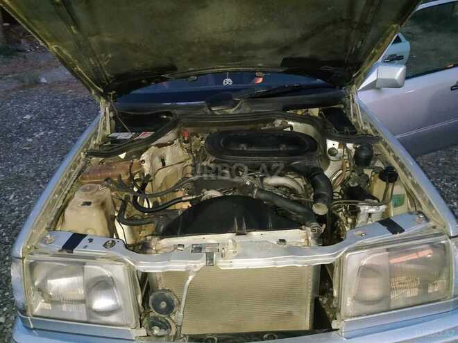 Mercedes 230 E-9