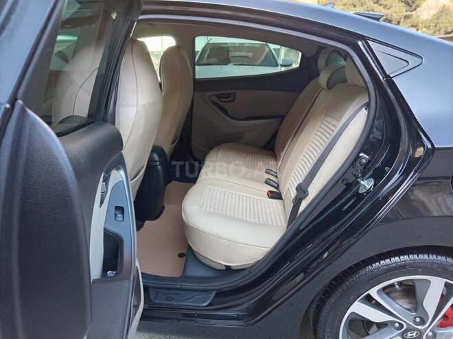 Hyundai Elantra-15