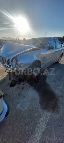 Mercedes E 240-1