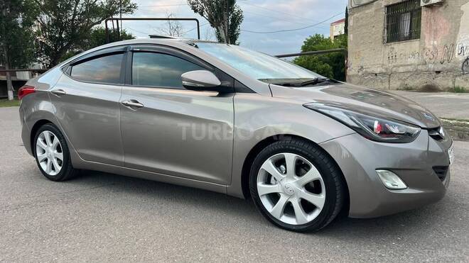 Hyundai Elantra-21