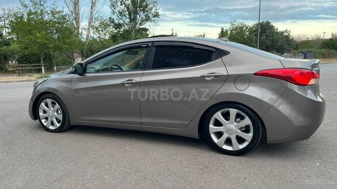 Hyundai Elantra-18