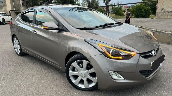 Hyundai Elantra-15