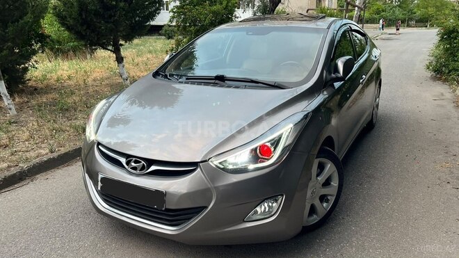 Hyundai Elantra-12