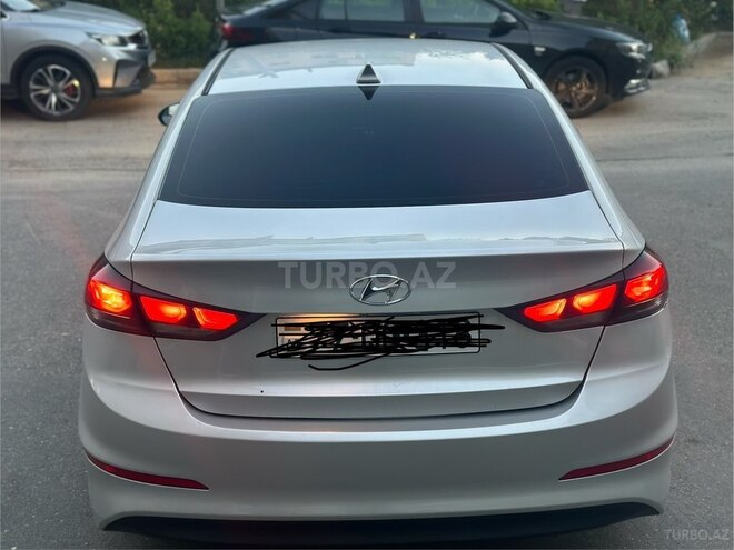 Hyundai Elantra-4