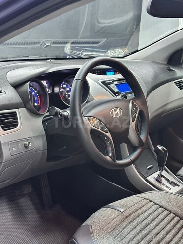 Hyundai Elantra-12