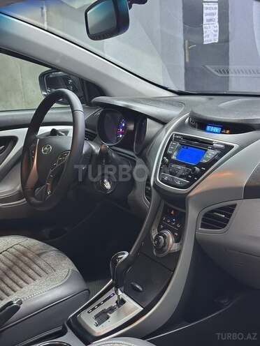 Hyundai Elantra-11