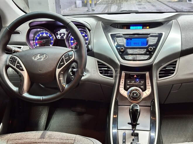 Hyundai Elantra-13