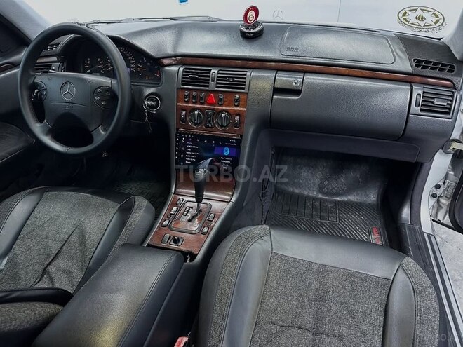 Mercedes E 270-3