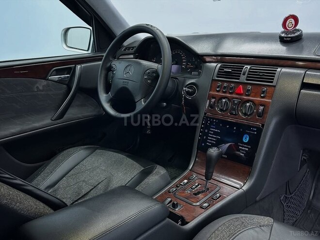 Mercedes E 270-4