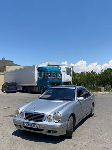 Mercedes E 270-1