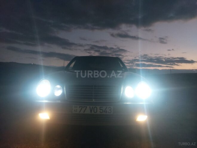 Mercedes E 230-1