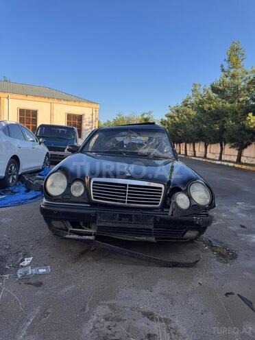 Mercedes E 230-1