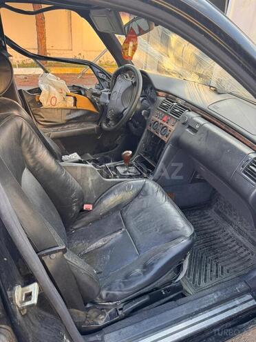 Mercedes E 230-5