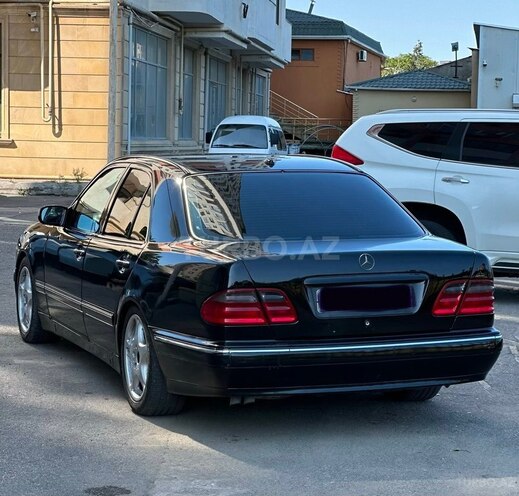 Mercedes E 320-9