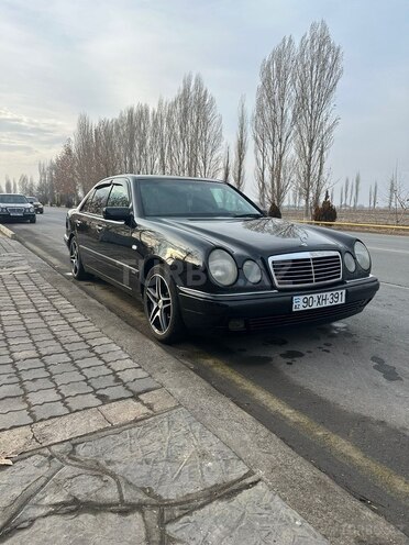Mercedes E 280-11