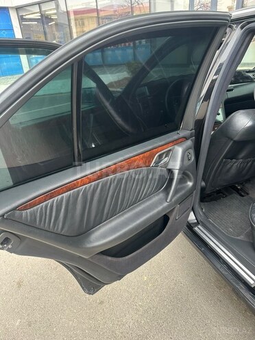 Mercedes E 280-8