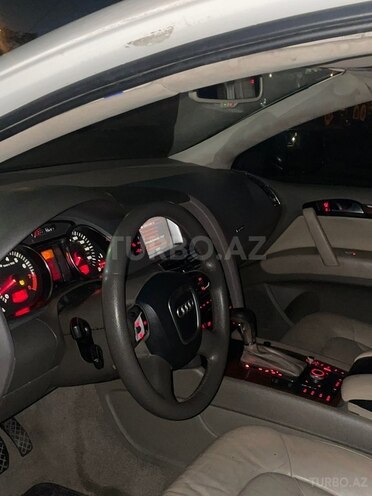 Audi Q7-4