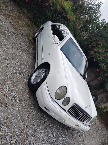 Mercedes E 230-4
