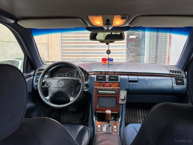 Mercedes E 230-11