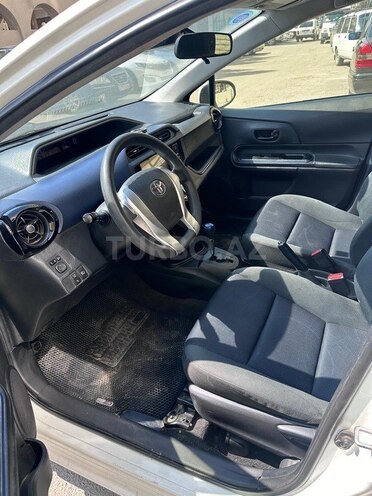 Toyota Aqua-8