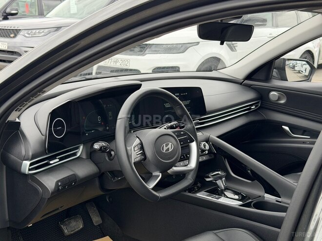 Hyundai Elantra-13