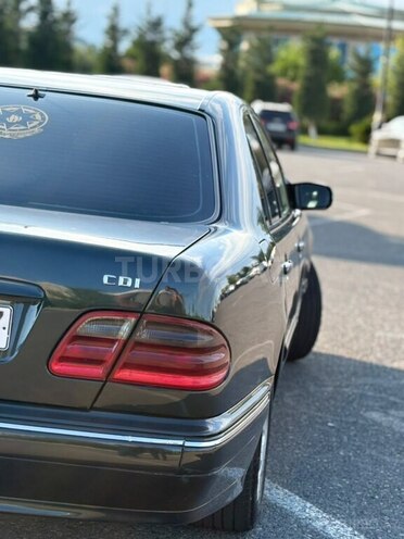 Mercedes E 270-4