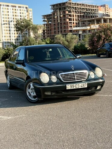 Mercedes E 270-1