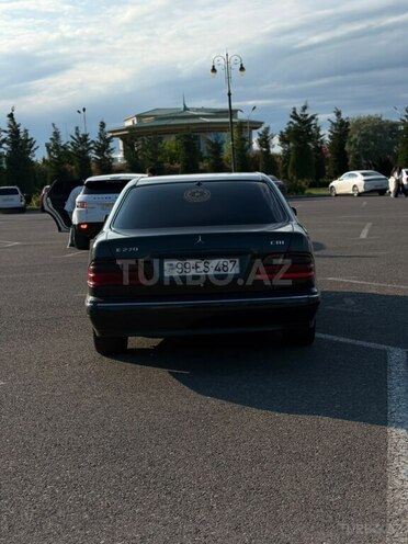 Mercedes E 270-6