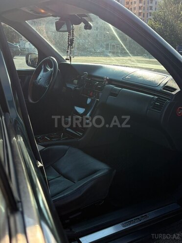 Mercedes E 270-10