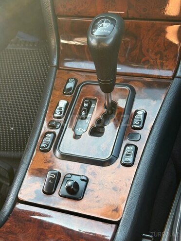 Mercedes E 270-8