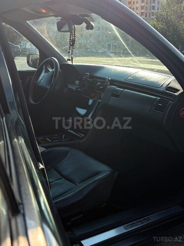 Mercedes E 270-21