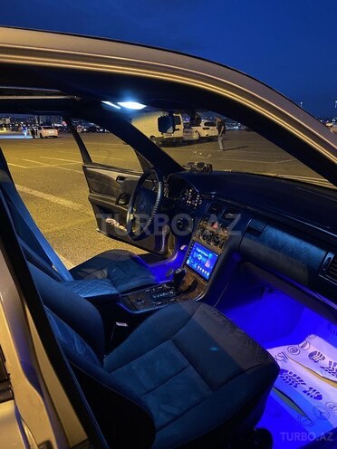 Mercedes E 230-11