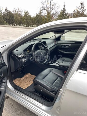 Mercedes E 220-11