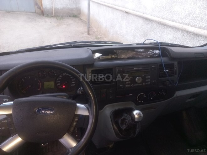 Ford Transit-13