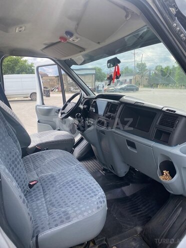 Ford Transit-17