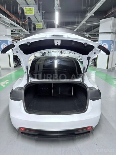 Tesla Model 3-9