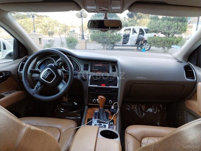 Audi Q7-4