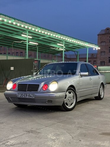 Mercedes E 240-1